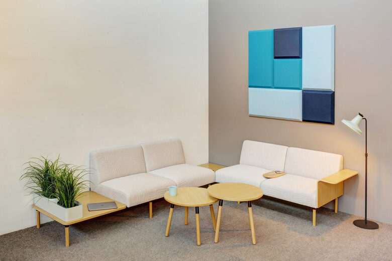 LAND žurnālu galds